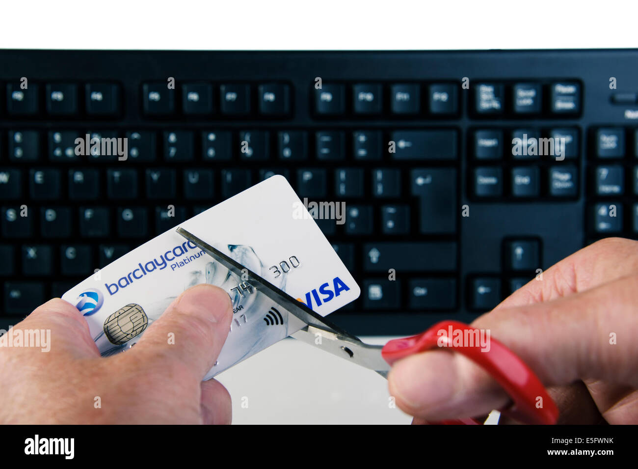 Maschi adulti per il taglio di carta di credito. Foto Stock
