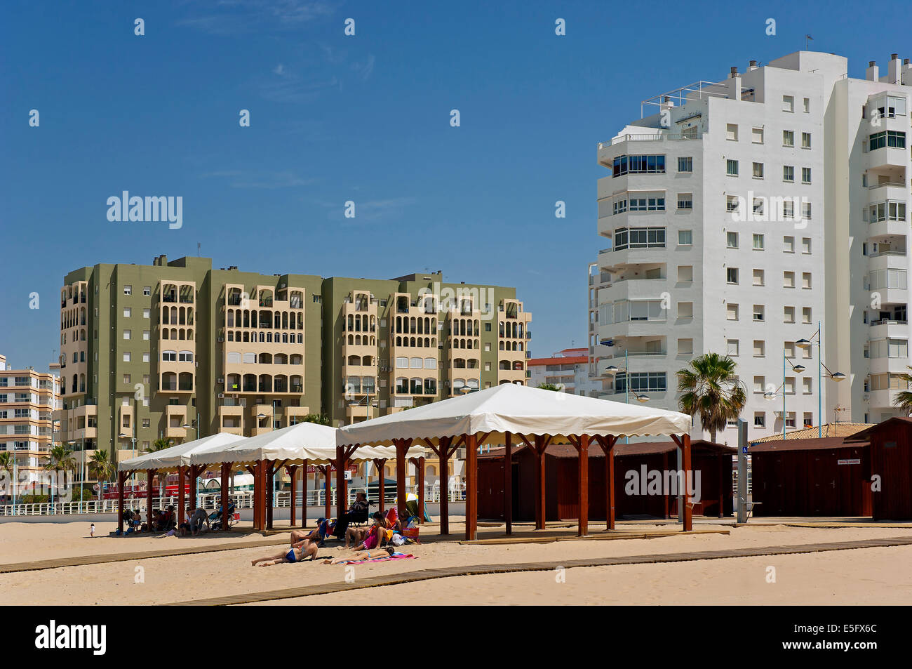 Spiaggia di Valdelagrana e blocchi di appartamenti El Puerto de Santa Maria, Cadice-provincia, regione dell'Andalusia, Spagna, Europa Foto Stock