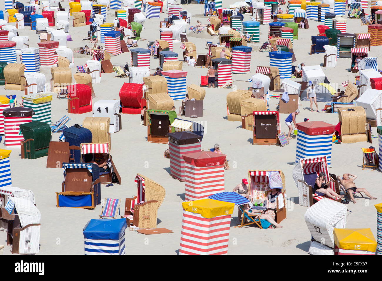 Borkum, Germania: Luglio 29, 2014 - spiaggia con bagno tende Foto Stock