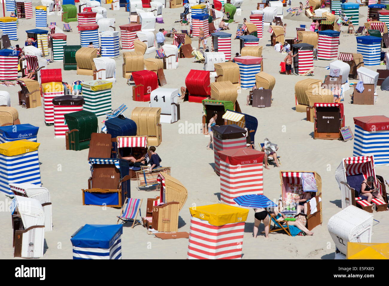 Borkum, Germania: Luglio 29, 2014 - spiaggia con bagno tende Foto Stock