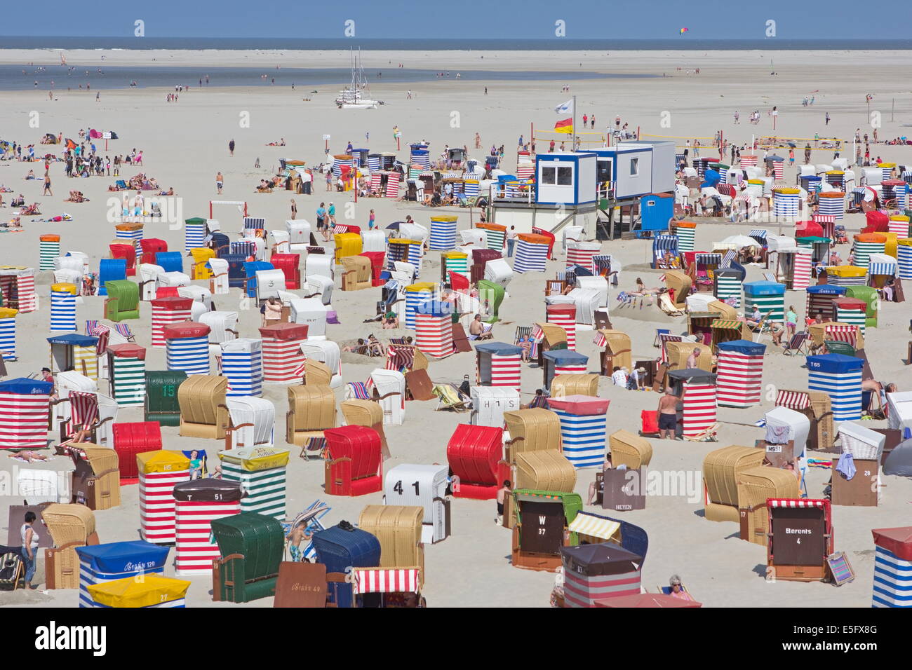 Borkum, Germania: 29 luglio 2014 - i bagnanti sulla spiaggia con le tende Foto Stock