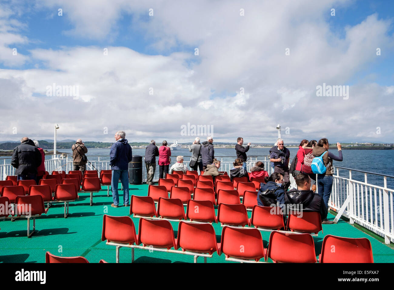 Passeggeri su Caledonian MacBrayne Calmac ferry upper deck in mare vela a Ullapool da Stornoway isola di Lewis Ebridi Esterne della Scozia Foto Stock