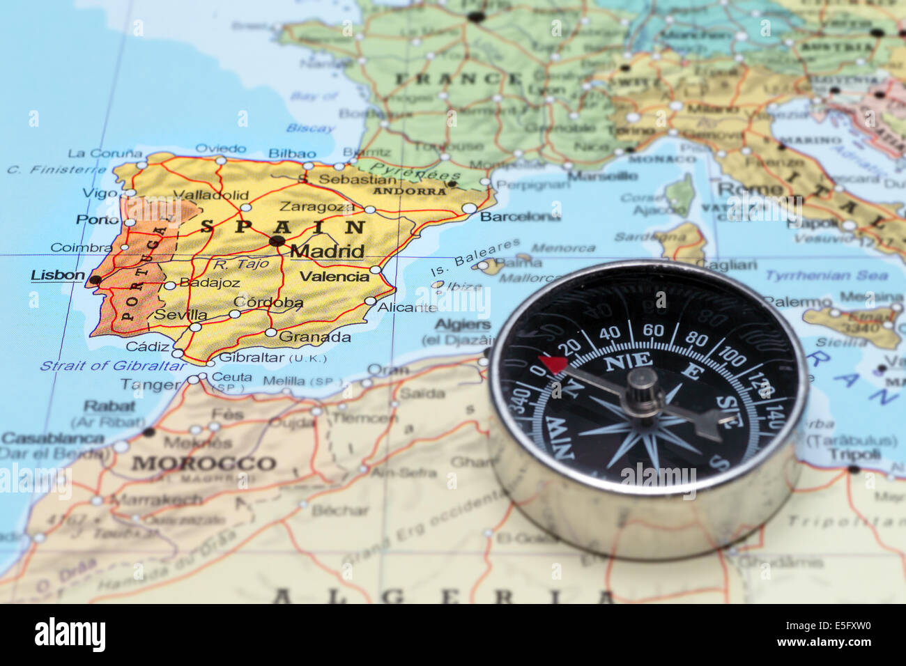 Bussola su una mappa puntando verso la Spagna e la pianificazione di una destinazione di viaggio Foto Stock