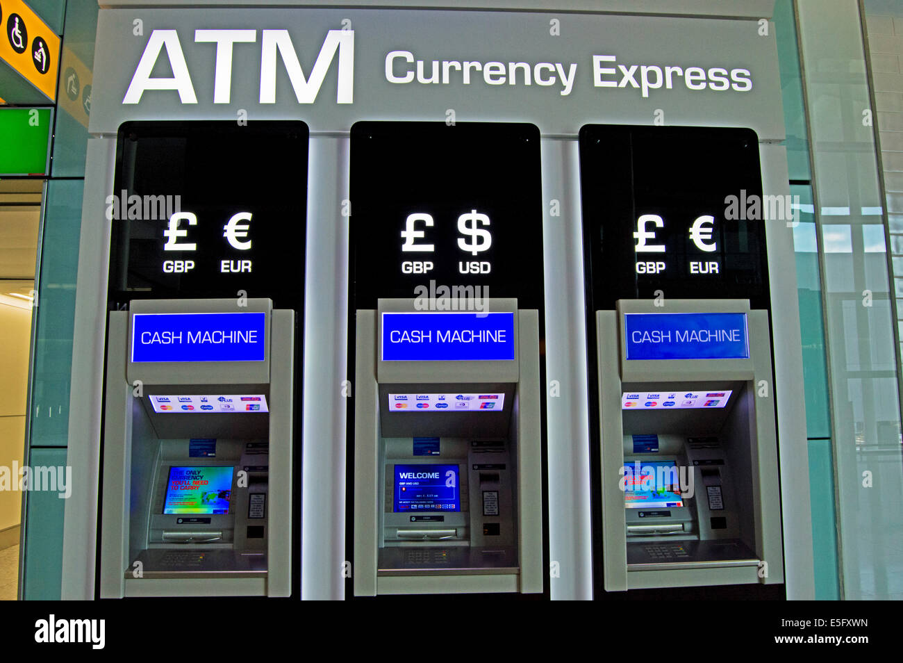 Heathrow Terminal 2 (la regina del terminale) bancomat, London Borough of Hillingdon, London, England, Regno Unito Foto Stock