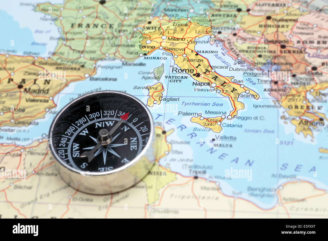 Bussola su una mappa rivolta in Italia e la pianificazione di una destinazione di viaggio Foto Stock