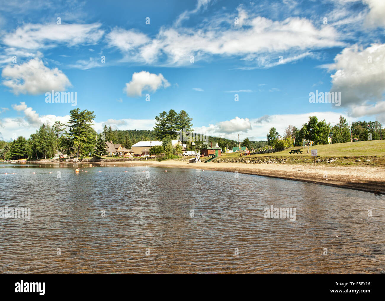 Speculatore spiaggia nella piccola cittadina di speculatore , New York in Adirondacks di Upstate New York Foto Stock