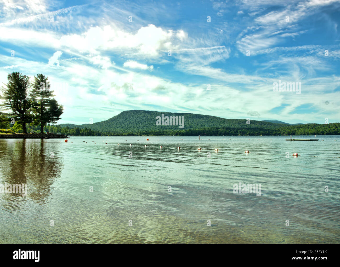 Il lago di piacevole da Speculators Beach in speculatore, New York Foto Stock