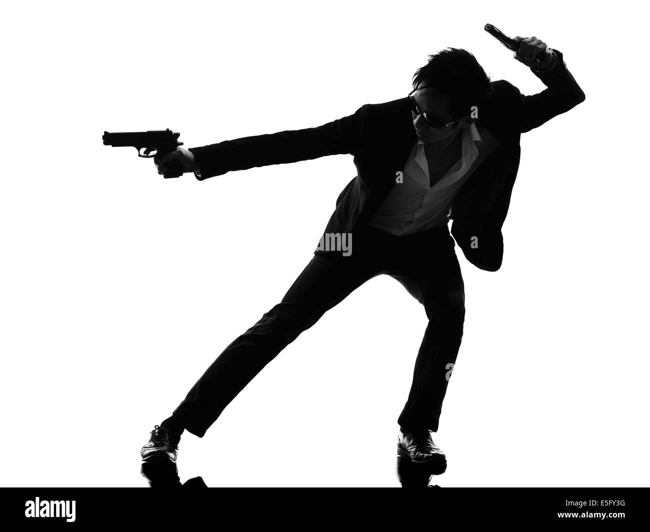 Uno asiatico pistolero killer in silhouette isolato sfondo bianco Foto Stock