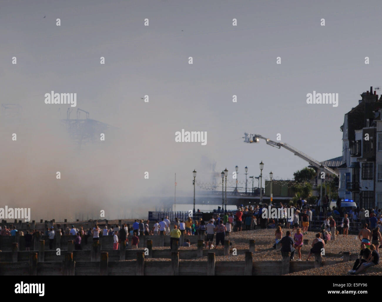 Eastbourne, East Sussex, Regno Unito.30 Luglio 2014.incendio scoppia in arcade edificio a Easbourne Pier sulla costa del Sussex© Credito: David Burr/Alamy Live News Foto Stock