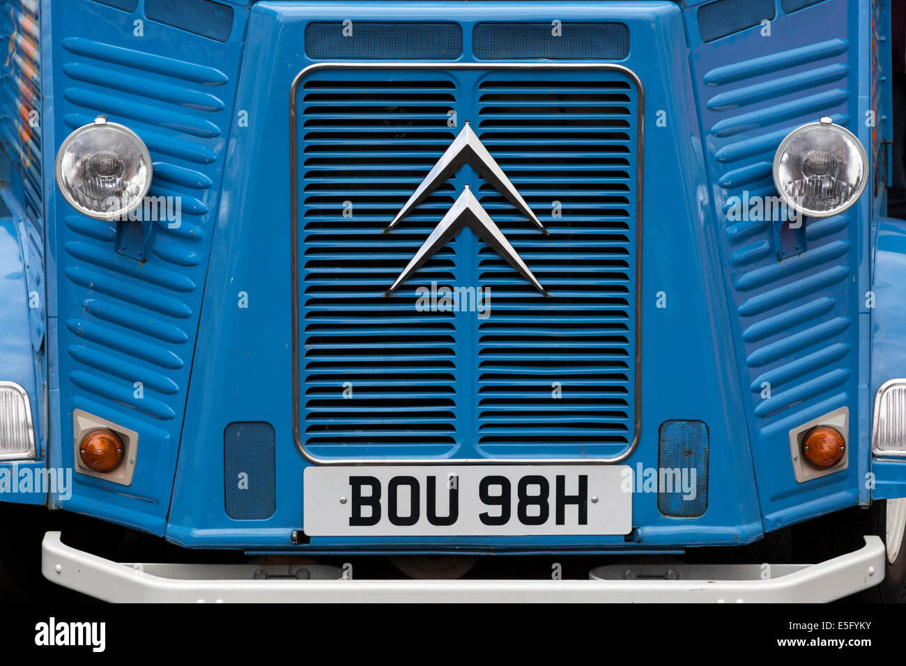 Griglia anteriore e fari di un 1971 Citroen van H. Si tratta di una edizione limitata di modello che ora è diventato un elemento di collezionisti Foto Stock
