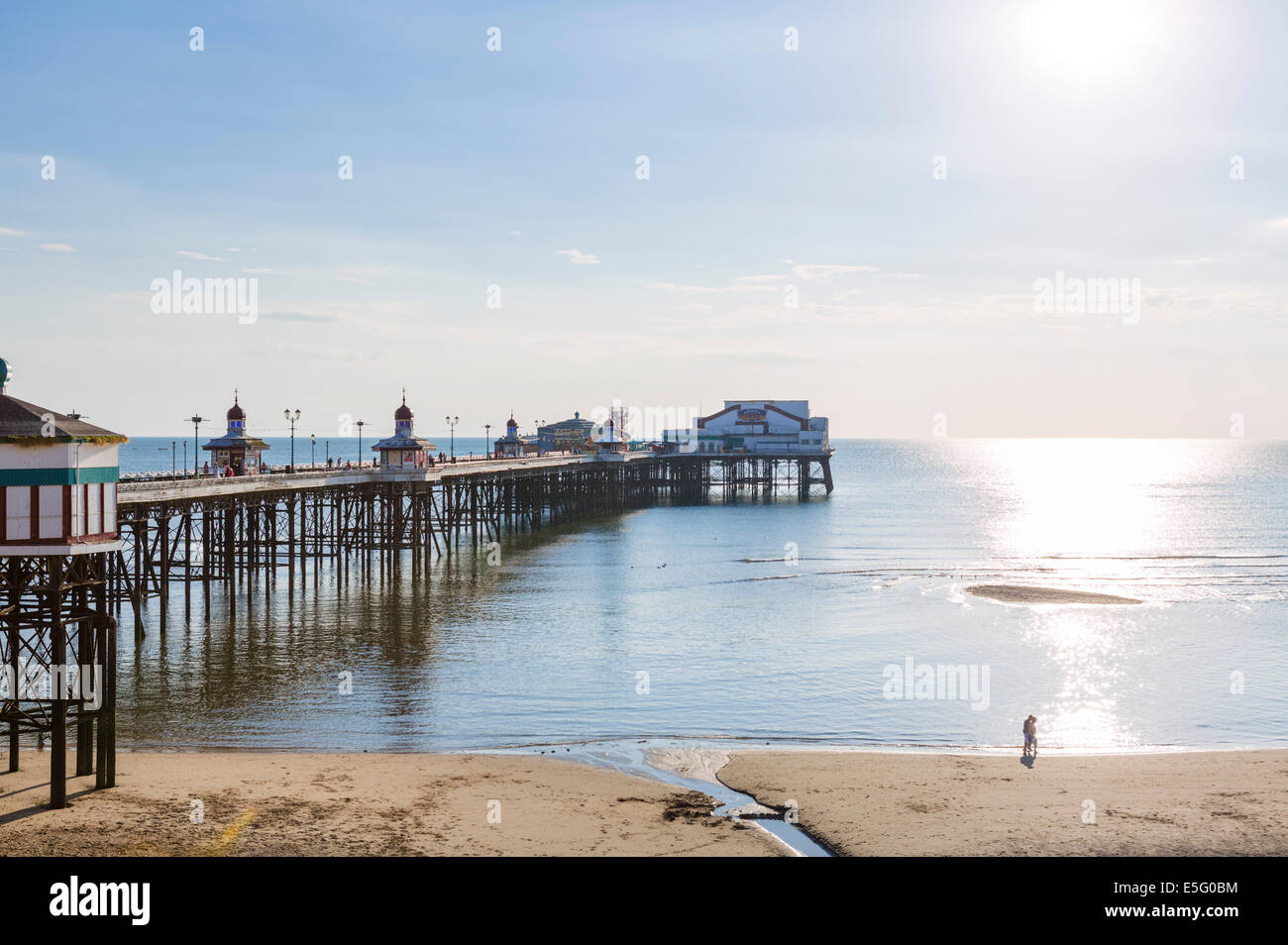 North Pier appena prima del tramonto, il Golden Mile, Blackpool, Lancashire, Regno Unito Foto Stock