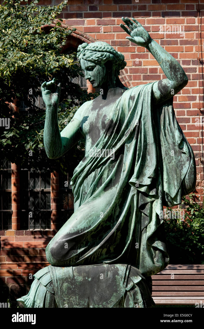 Germania, Berlino, Nikolaiviertel District, Clio la musa della storia di Albert Wolff Scultore data 1871 Foto Stock