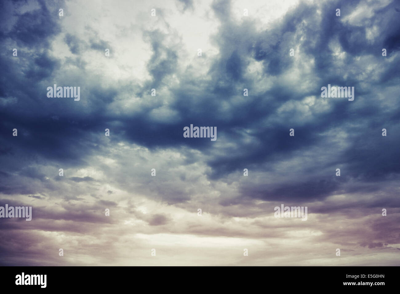 Blu scuro tempestoso cielo nuvoloso naturale sfondo foto Foto Stock