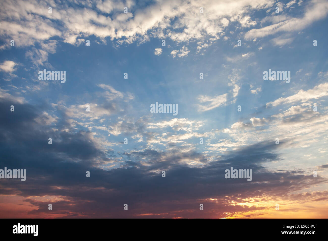 Sfondo fotografico e colorati di cielo nuvoloso al tramonto Foto Stock
