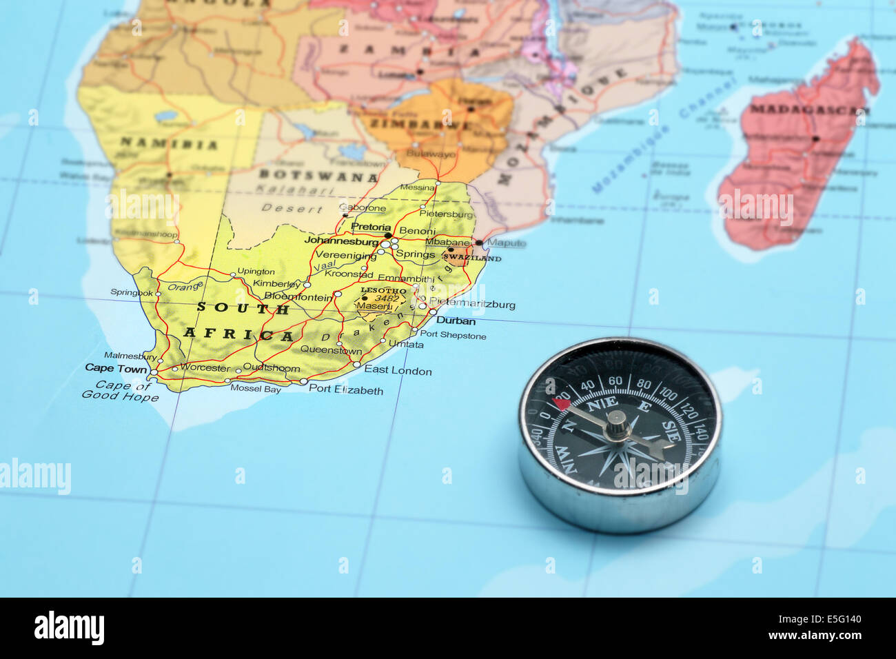 Bussola su una mappa puntando verso il Sud Africa e la pianificazione di una destinazione di viaggio Foto Stock