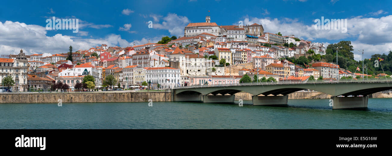 Il Portogallo, Beira Litoral, Coimbra città vecchia università e vista sul fiume Mondego Foto Stock