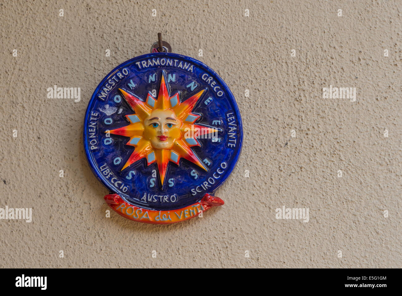 Rosa dei venti in ceramica con colori piacevoli sulla parete Foto Stock