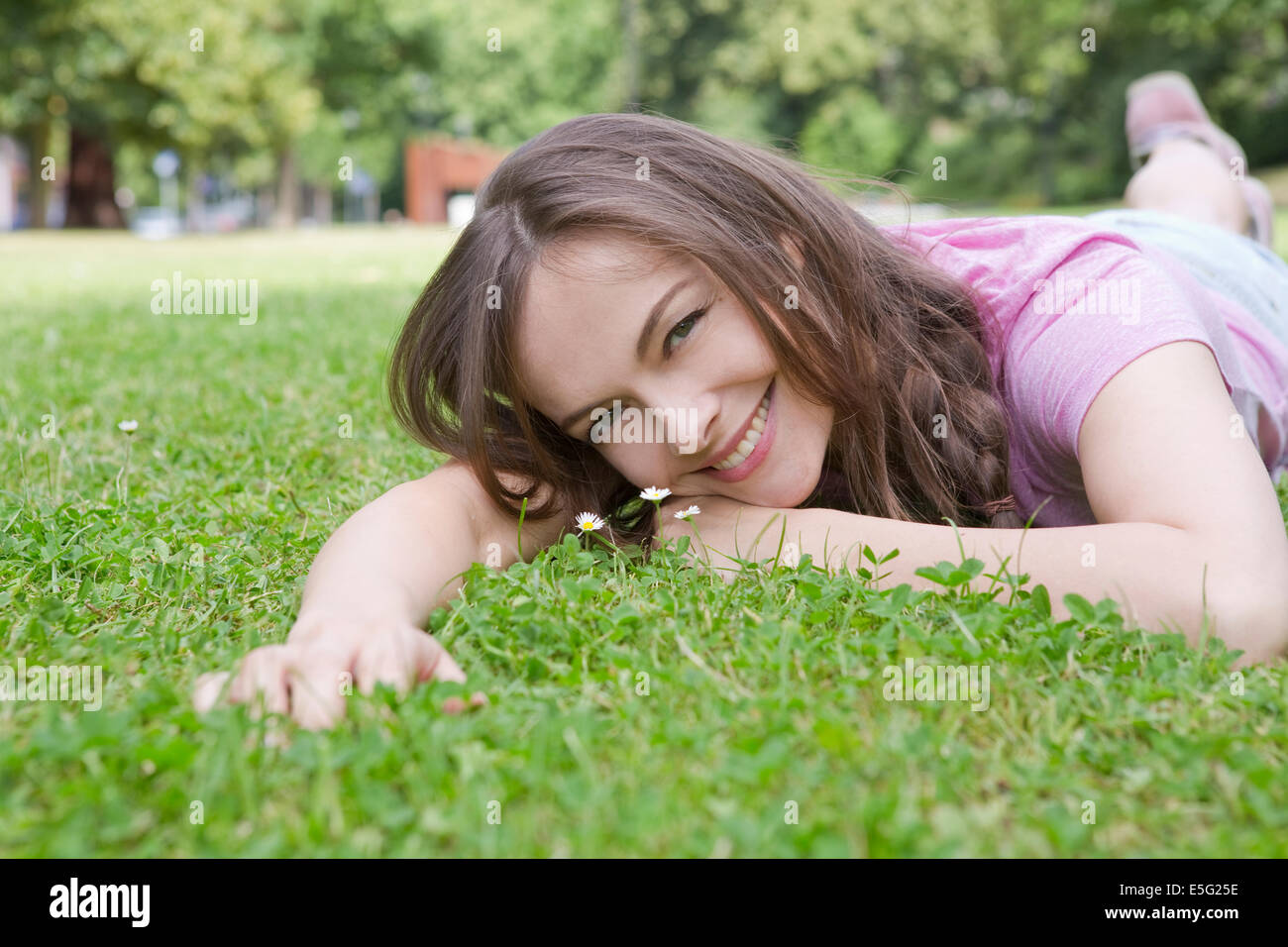 Donna sdraiata su un prato Foto Stock