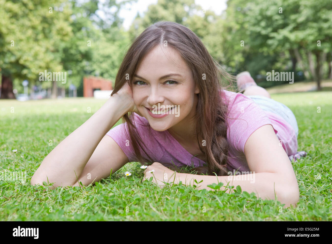 Donna sdraiata su un prato Foto Stock