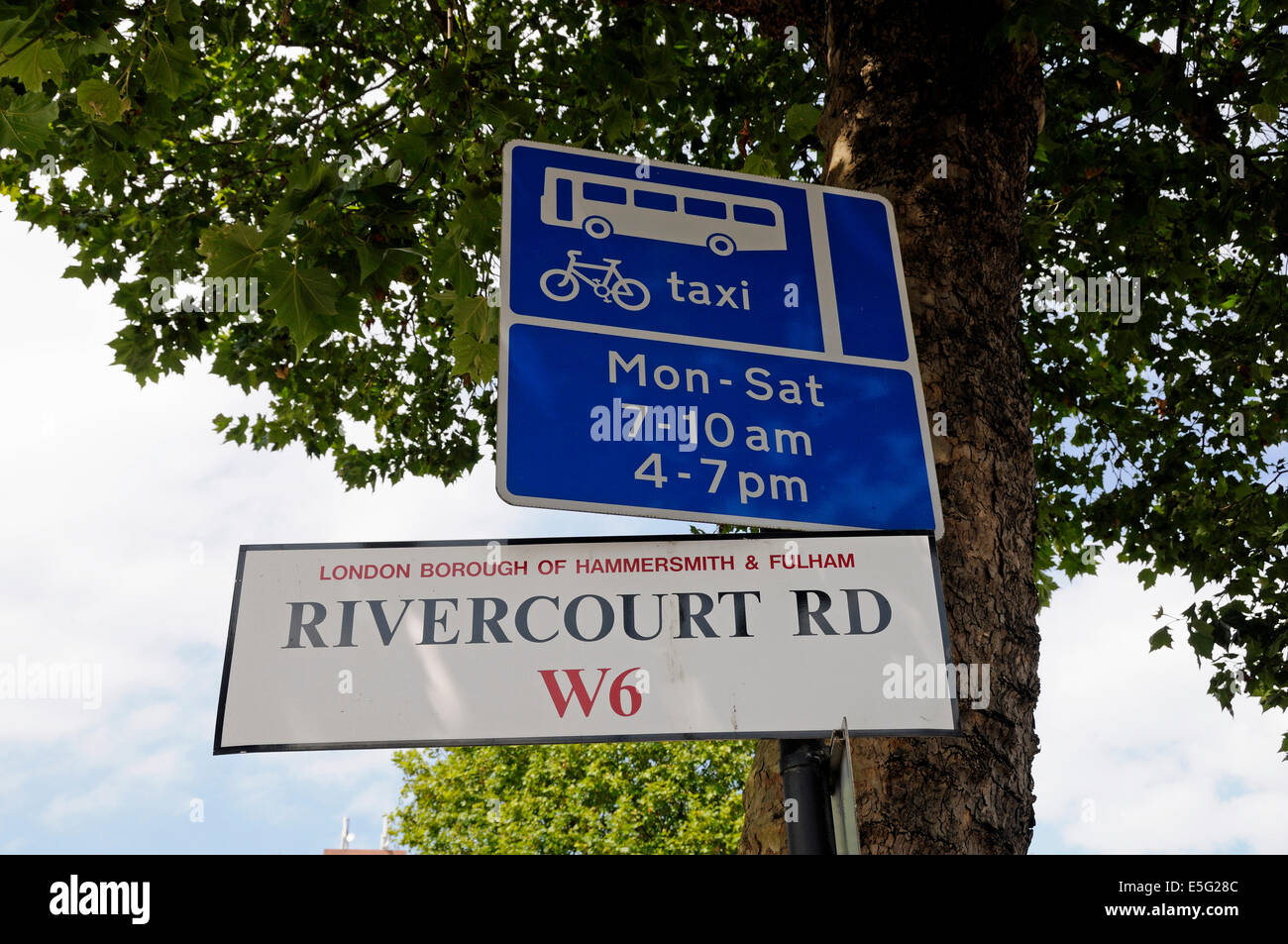 Rivercourt Road W6 strada segno sul post, London Borough di Hammersmith & Fulham Inghilterra Gran Bretagna REGNO UNITO Foto Stock