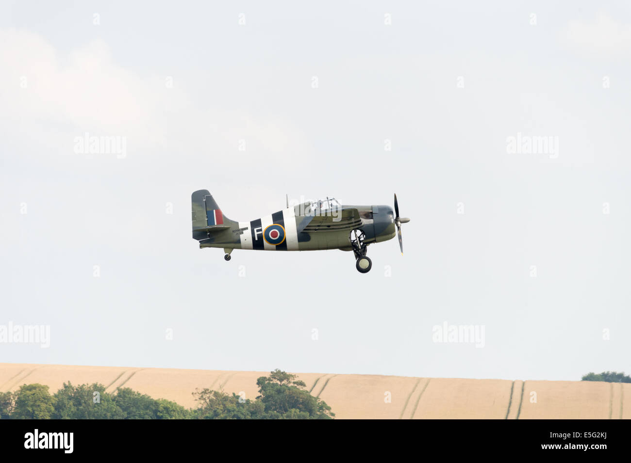 Ic-579 Grumman Wildcat prendendo il largo a Duxford, campi in background Foto Stock