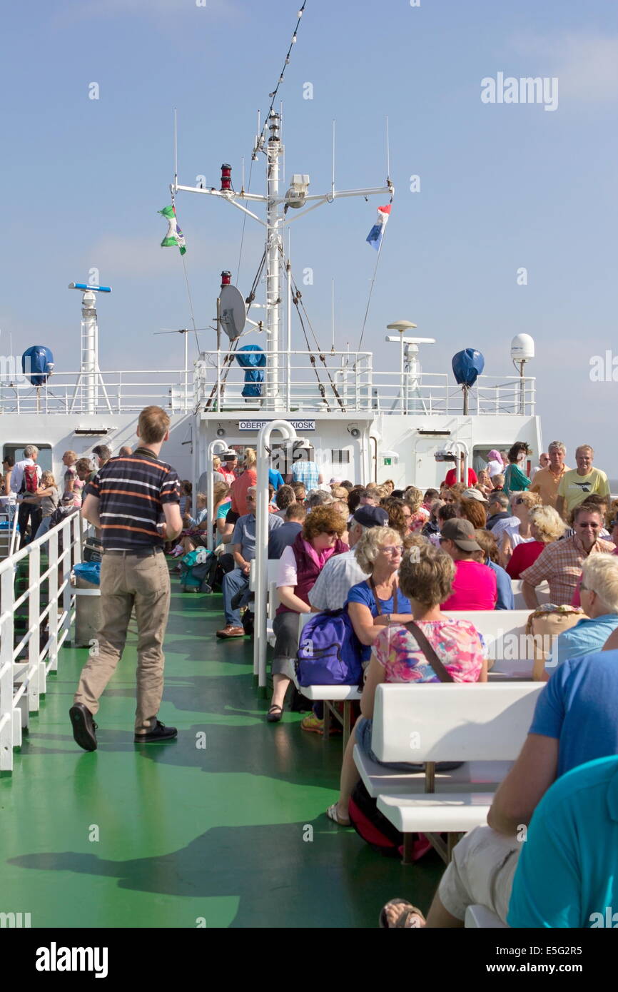 Borkum, Germania: 29 luglio 2014 - I passeggeri sui traghetti di Borkum, Germania Foto Stock