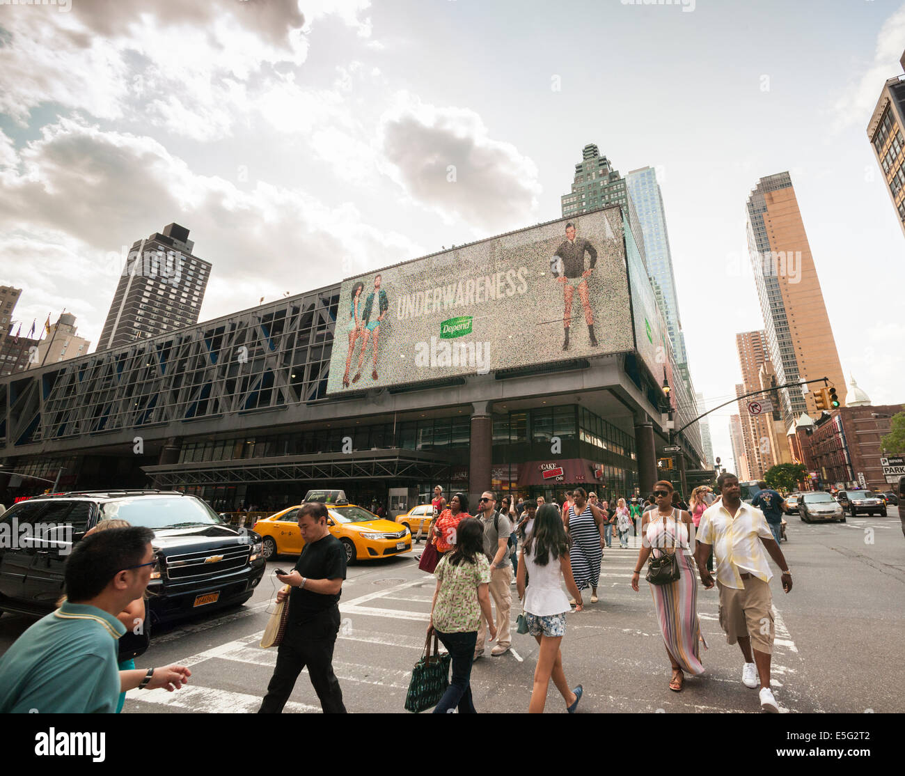 La deprimente, criminalità-ridden Port Authority Bus Terminal in midtown Manhattan a New York Foto Stock