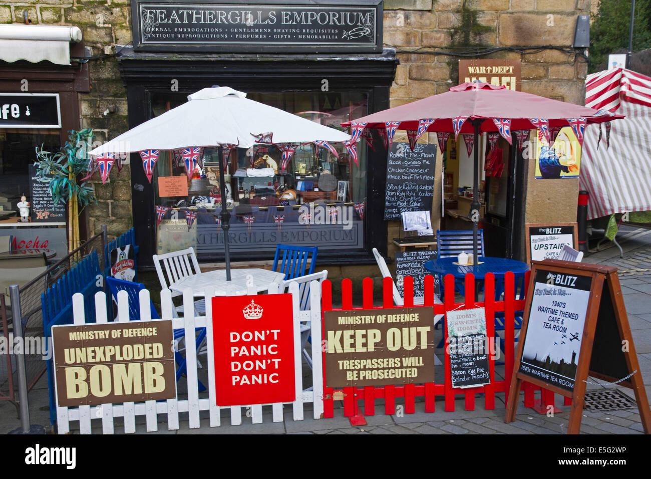 Feathergills Emporium, speziale shop + "Blitz" sala da tè, centro città, Hebden Bridge, Calder Valley, West Yorkshire, Inghilterra, Regno Unito Foto Stock