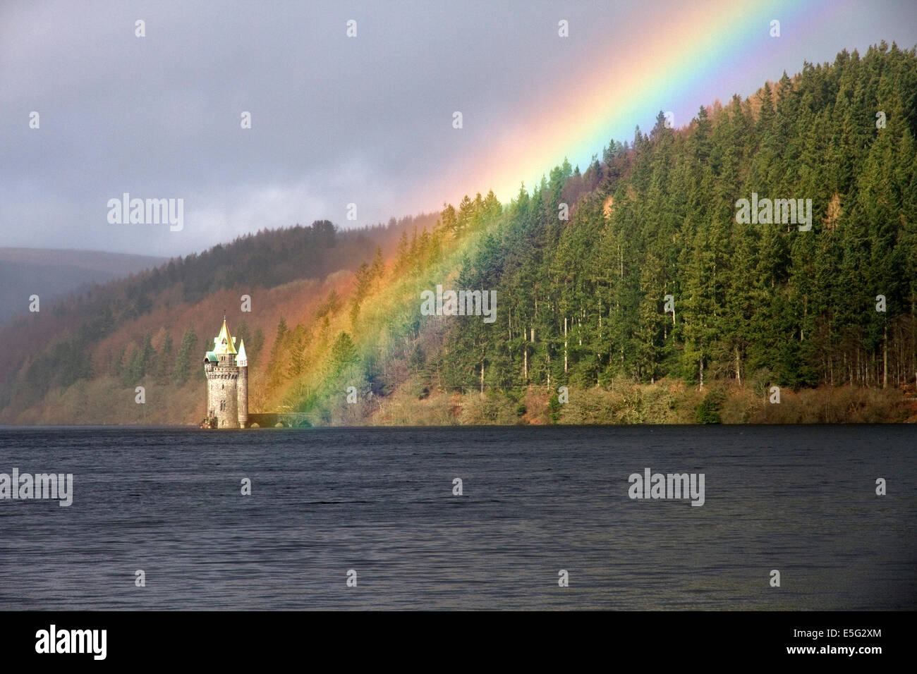 Rainbow mette in evidenza la gotica Torre deformatori sul Lake Vyrnwy (serbatoio Vittoriano) Montgomeryshire, Powys, Wales, Regno Unito Foto Stock