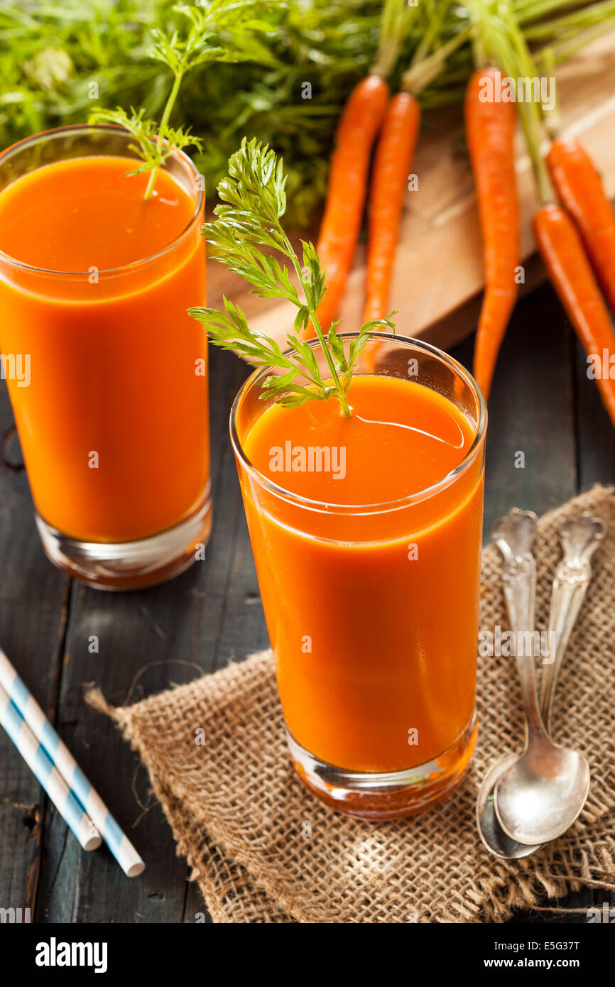 Materie organiche succo di carota con frutta fresca Foto Stock