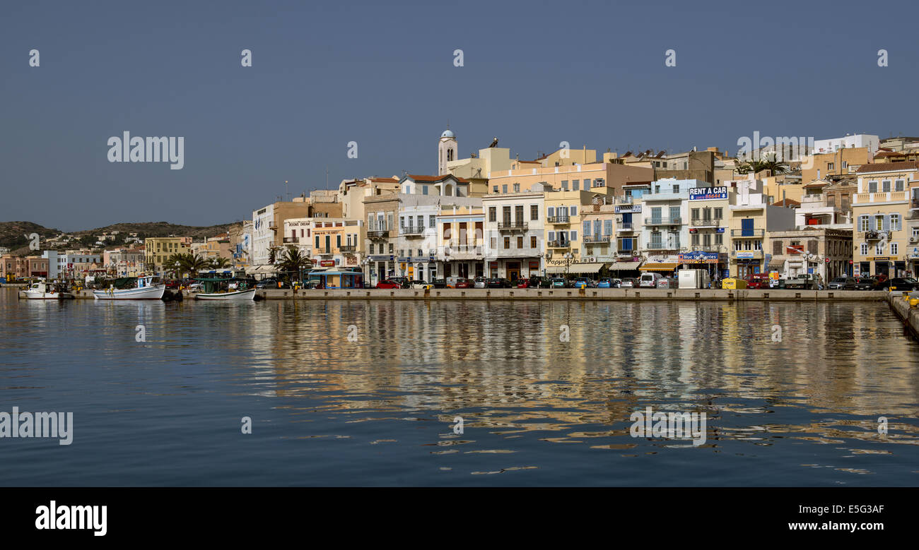 Vista panoramica del porto di Ermoupoli - capitale delle Cicladi-, il più antico porto della Grecia moderna, in Syros Island Foto Stock