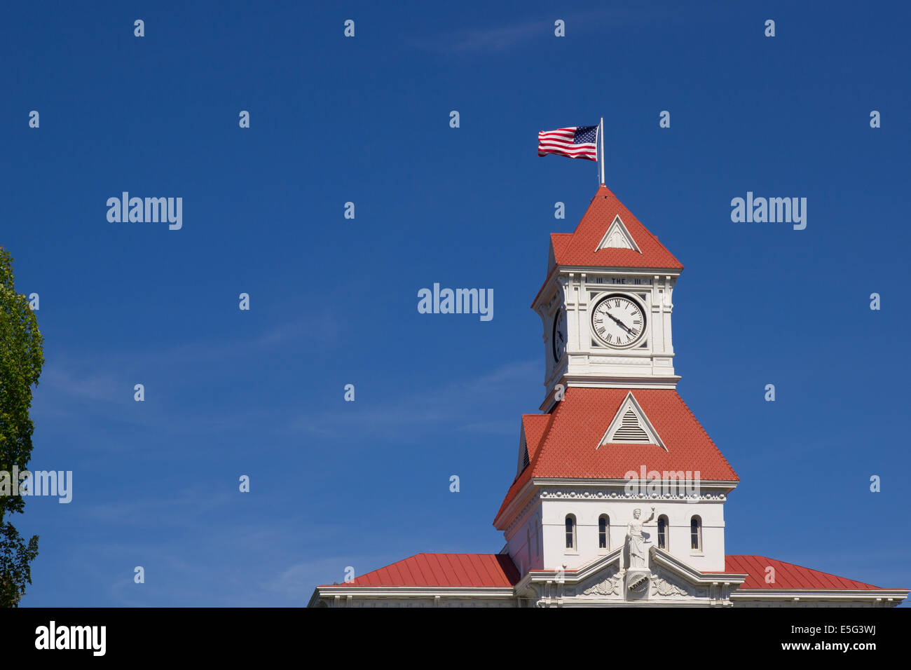 Casa Corte di clock tower e bandiera, Benton County Oregon Foto Stock