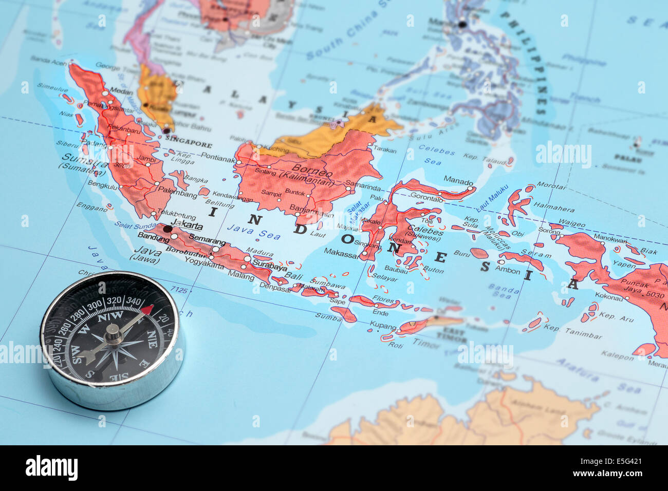 Bussola su una mappa rivolta in Indonesia e la pianificazione di una destinazione di viaggio Foto Stock