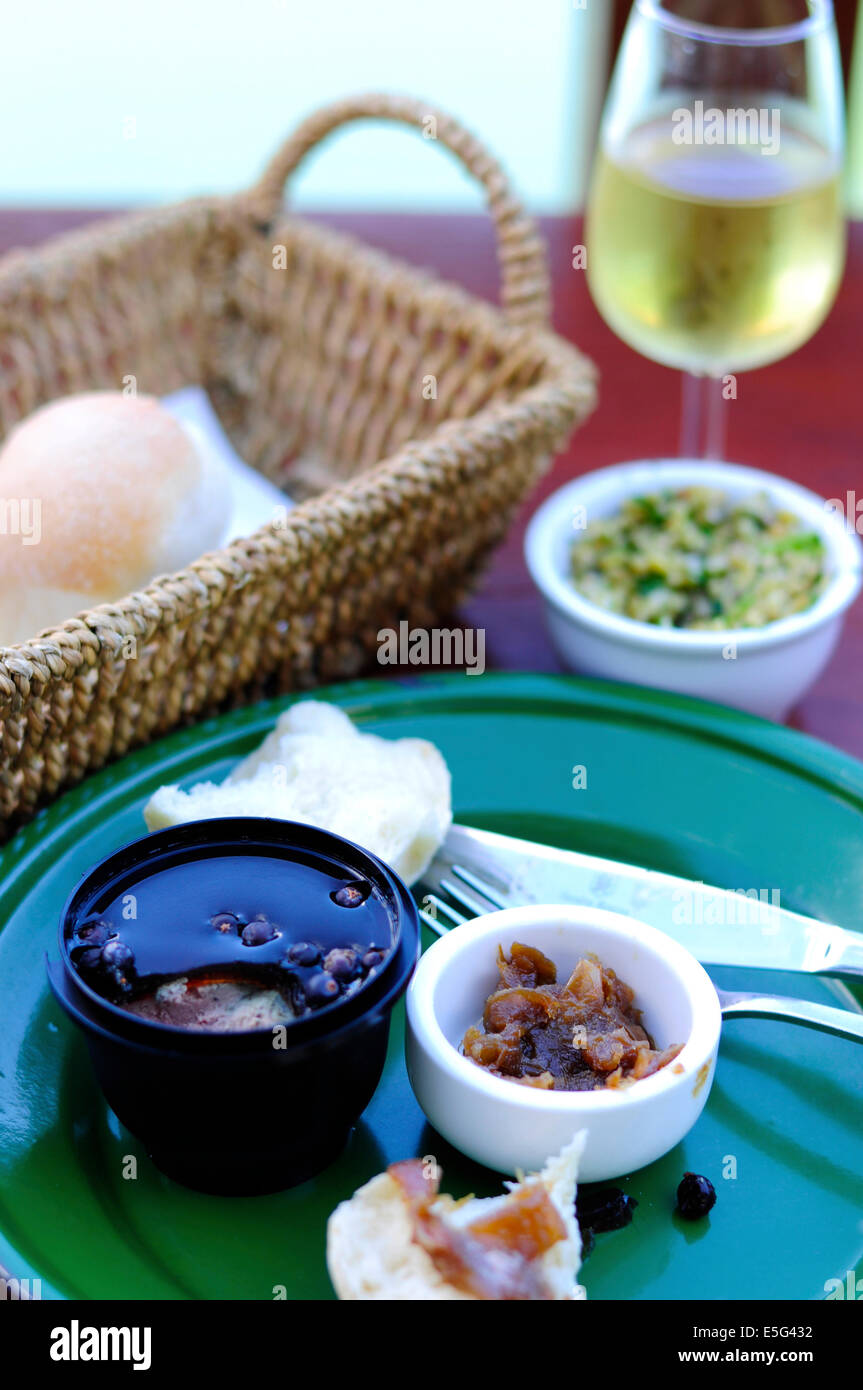 Cesto da picnic a pranzo il cestello con il patè, pane, condimenti e vino bianco. Foto Stock