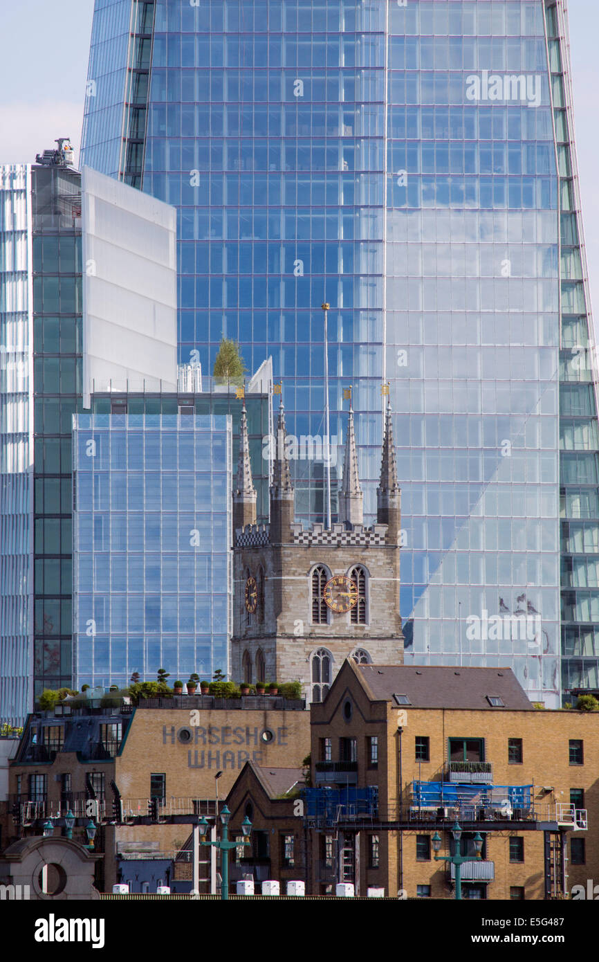 Cattedrale di Southwark, il ferro di cavallo Wharf Building e l edificio della Shard dietro a Borough, Southwark, Londra Foto Stock