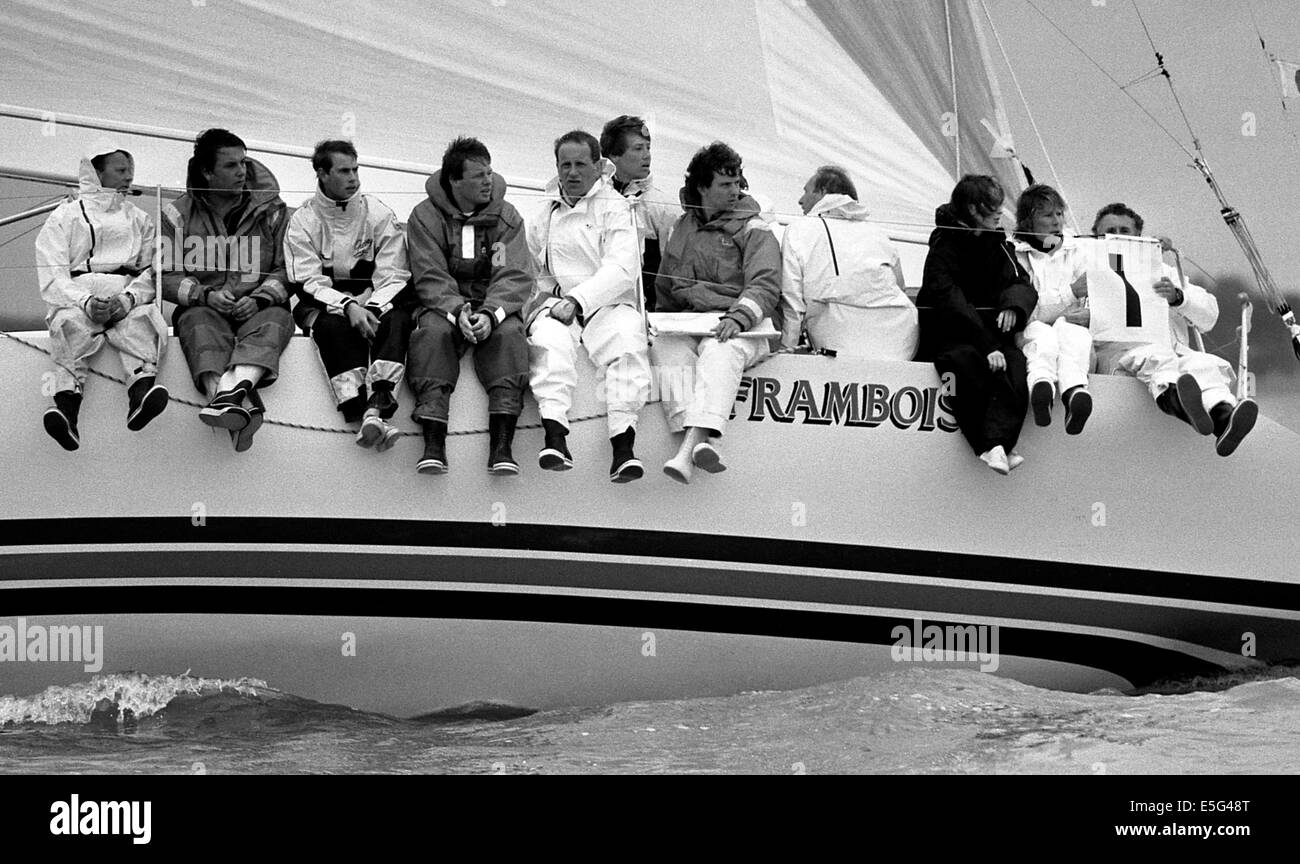 AJAXNETPHOTO. AGOSTO 1985. COWES, INGHILTERRA, - REALI SULLA FERROVIA - RH PRINCE EDWARD (3° DA SINISTRA) SI SIEDE SULLA FERROVIA METEOROLOGICA DI FRAMBOISE ALL'INIZIO DELLA GARA DI BRITANNIA CUP. FOTO;JONATHAN EASTLAND/AJAX RIF:860308 23 Foto Stock