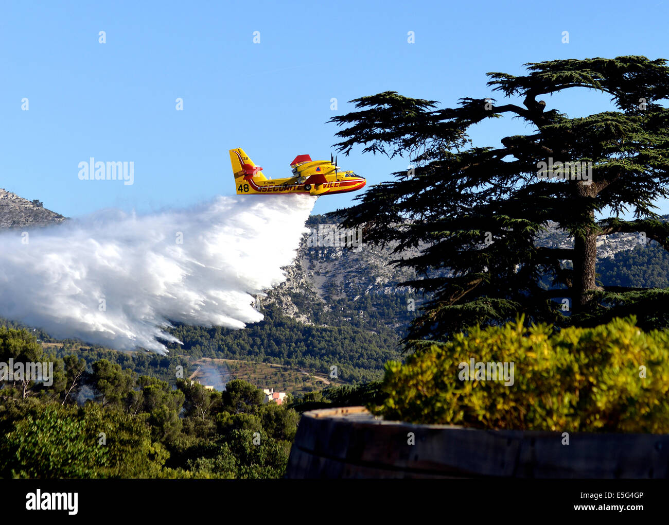 Canadair mezzi aerei antincendio (acqua) bombardiere in volo di Marseille Bouches-du-Rhone Francia Foto Stock