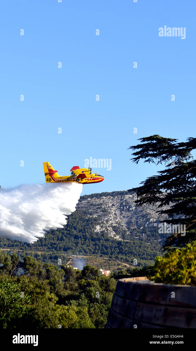 Canadair mezzi aerei antincendio (acqua) bombardiere in volo di Marseille Bouches-du-Rhone Francia Foto Stock
