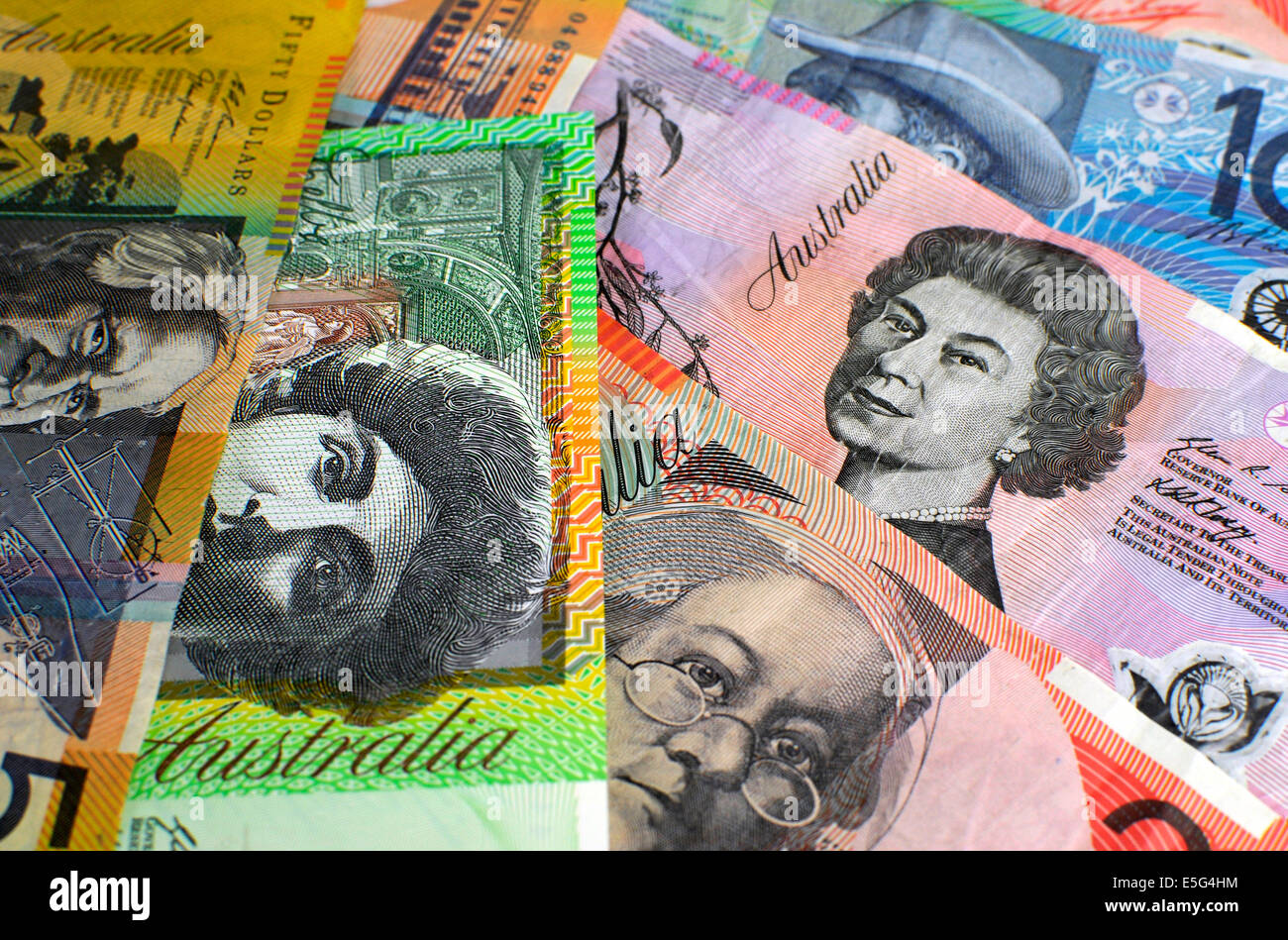 Australian carta moneta, compreso un centinaio, venti, dieci, cinque e cinquanta note del dollaro contro uno sfondo nero. Foto Stock