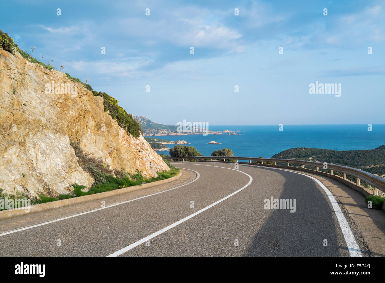 Strada panoramica lungo la costa a Teulada, Sardegna, Italia Foto Stock