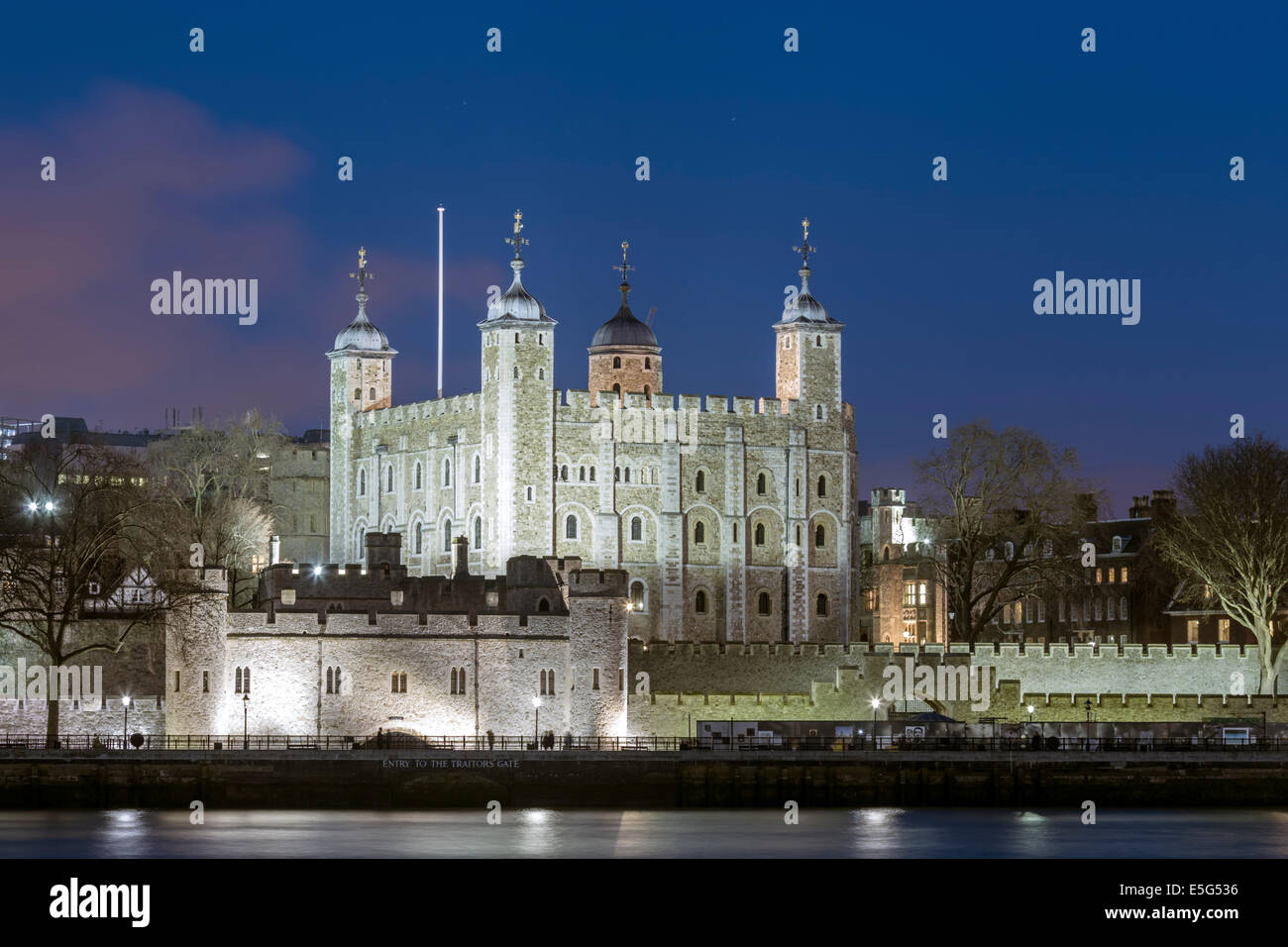 La torre del castello di Londra e il Royal Palace, un patrimonio mondiale dell'UNESCO, illuminata di notte, Londra, Inghilterra Foto Stock