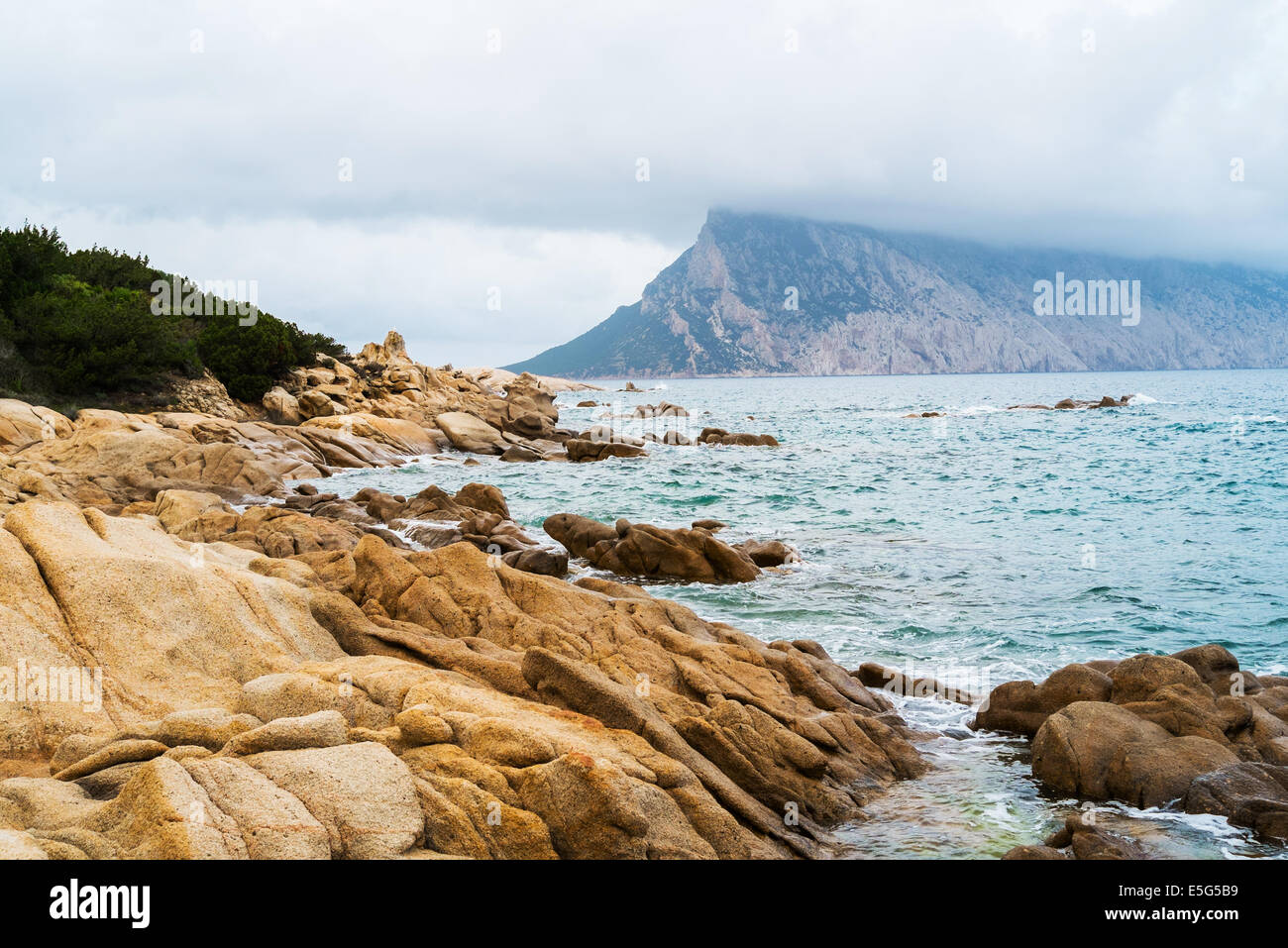 L'isola di Tavolara coperto di nuvole in Sardegna, Italia Foto Stock