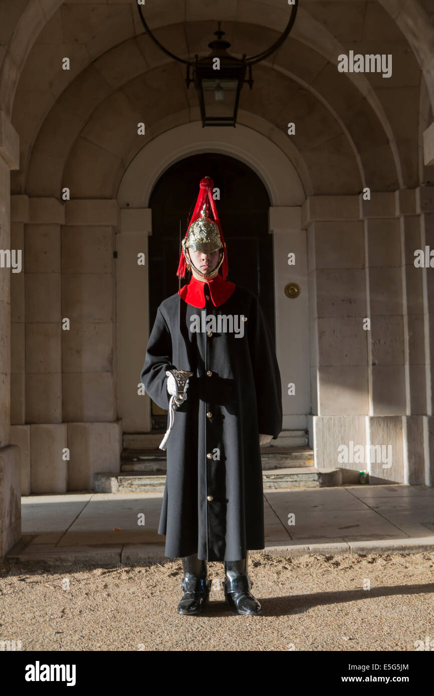 Europa, Regno Unito, Inghilterra, London, Westminster, Whitehall, la sfilata delle Guardie a Cavallo, Horse Guards edificio, blues e royals guardia Foto Stock