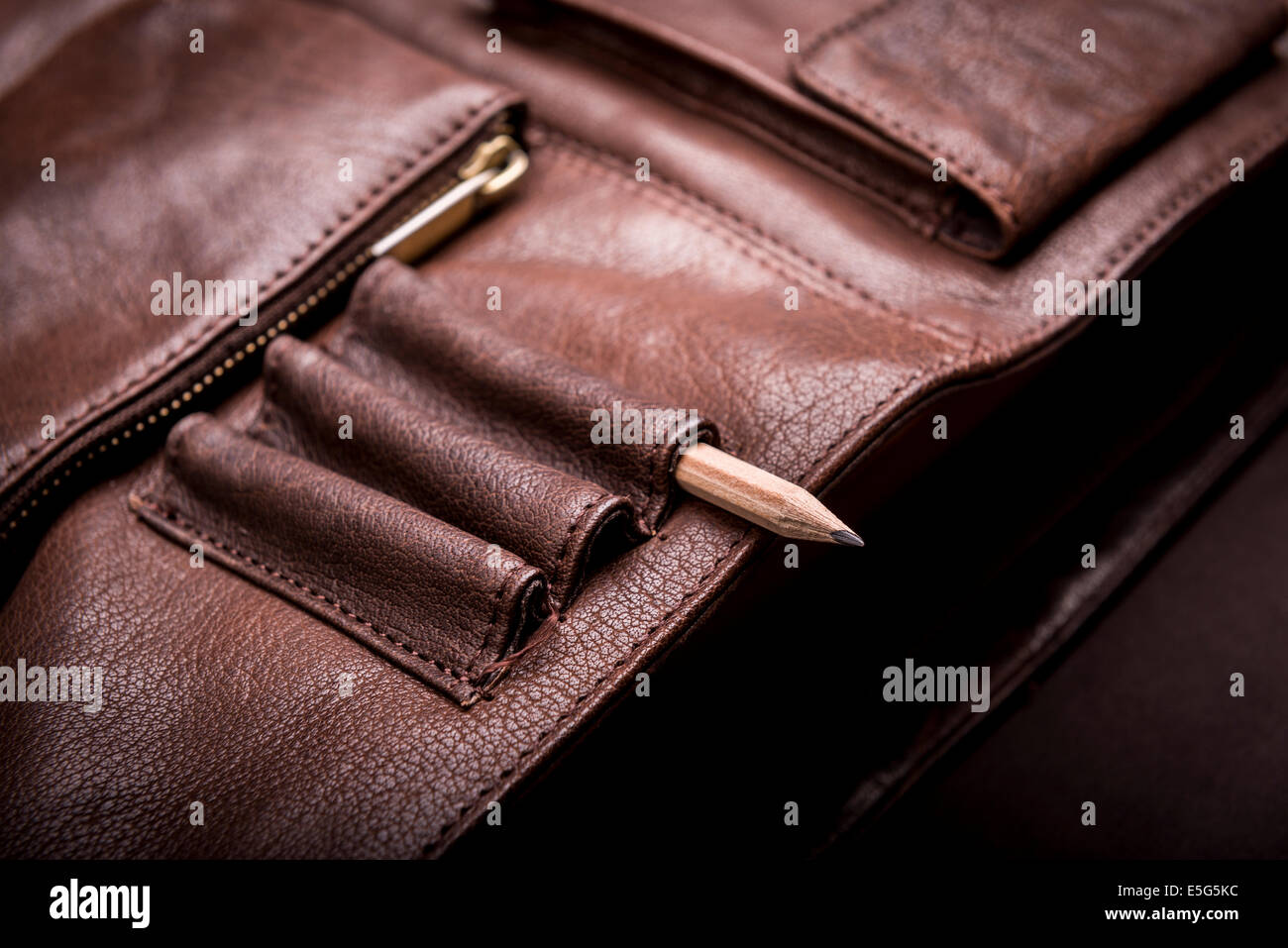 Un uomo di business briefcase borsa, cartella in pelle con una matita Foto Stock