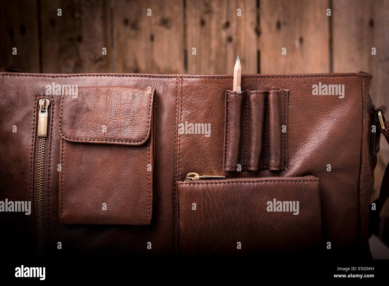 Un uomo di business briefcase borsa, cartella in pelle con una matita Foto Stock