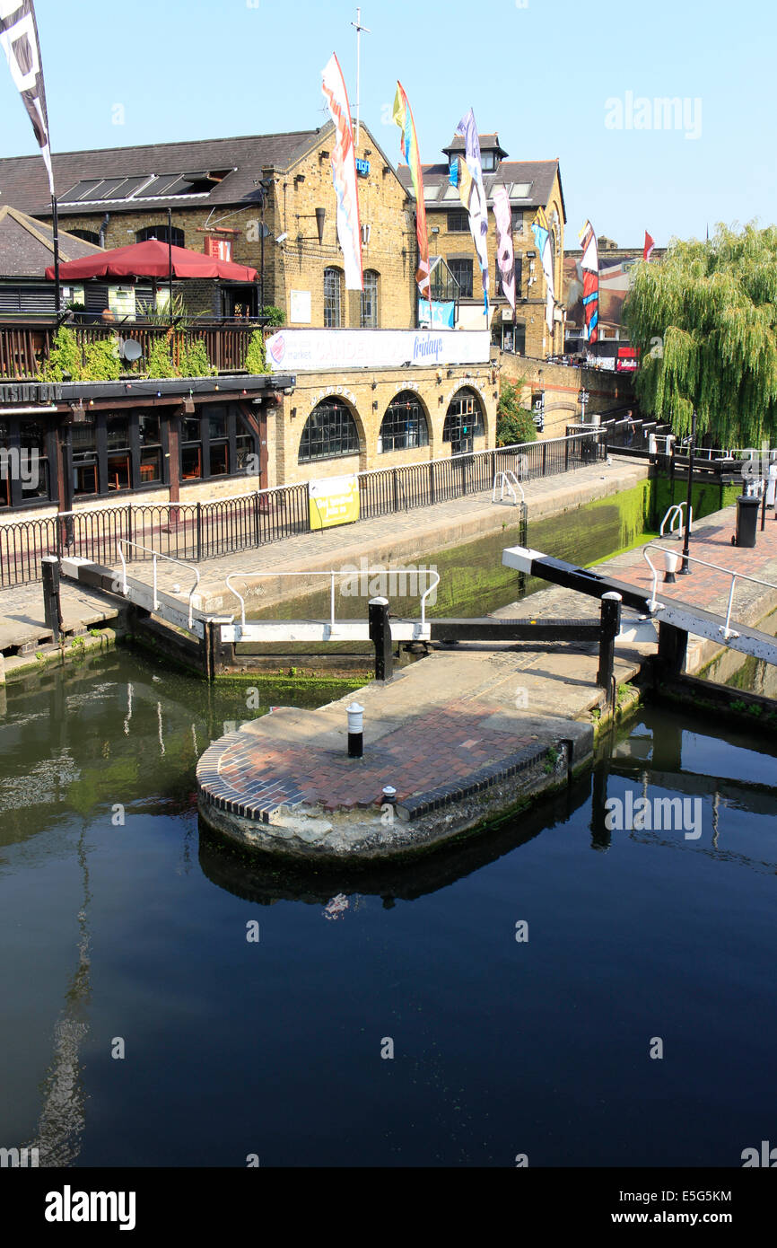 Regno Unito, Londra, Camden.19th Century Regent's Canal, Camden Lock & Warehouse, Dingwalls rock (sopra gli archi) e l'ingresso del canale al mercato di Camden Foto Stock