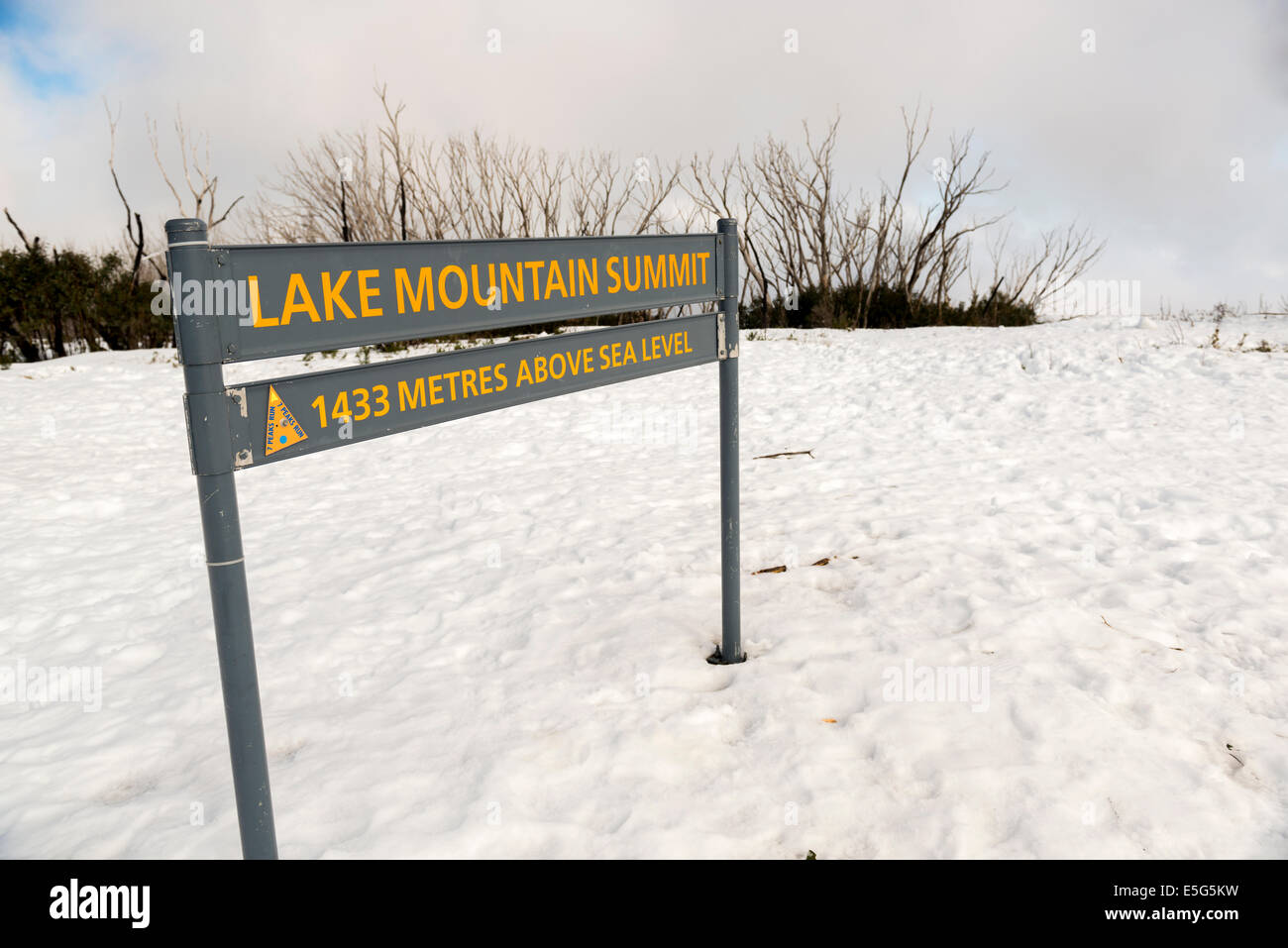 Il vertice del lago di montagna in Victoria's nevai, coperto di neve Foto Stock