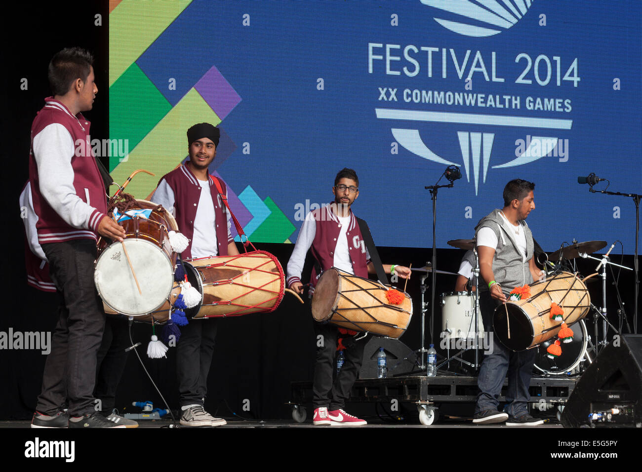 Glasgow, Scotland, Regno Unito. Il 30 luglio, 2014. Il Glasgow Dholis esibirsi sul palco durante la mela a Glasgow Green, parte del Festival 2014, un festival culturale in esecuzione in parallelo con i Giochi del Commonwealth a Glasgow, in Scozia. Foto Stock