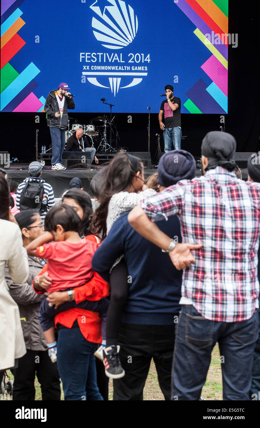 Glasgow, Scotland, Regno Unito. Il 30 luglio, 2014. Un pubblico a guardare "Bigg Taj vs Spee sei nove' esibirsi sul palco durante il 'mela su Glasgow Green' giorno dell 'Festival 2014', un festival culturale in esecuzione in parallelo con i Giochi del Commonwealth a Glasgow, in Scozia. Foto Stock