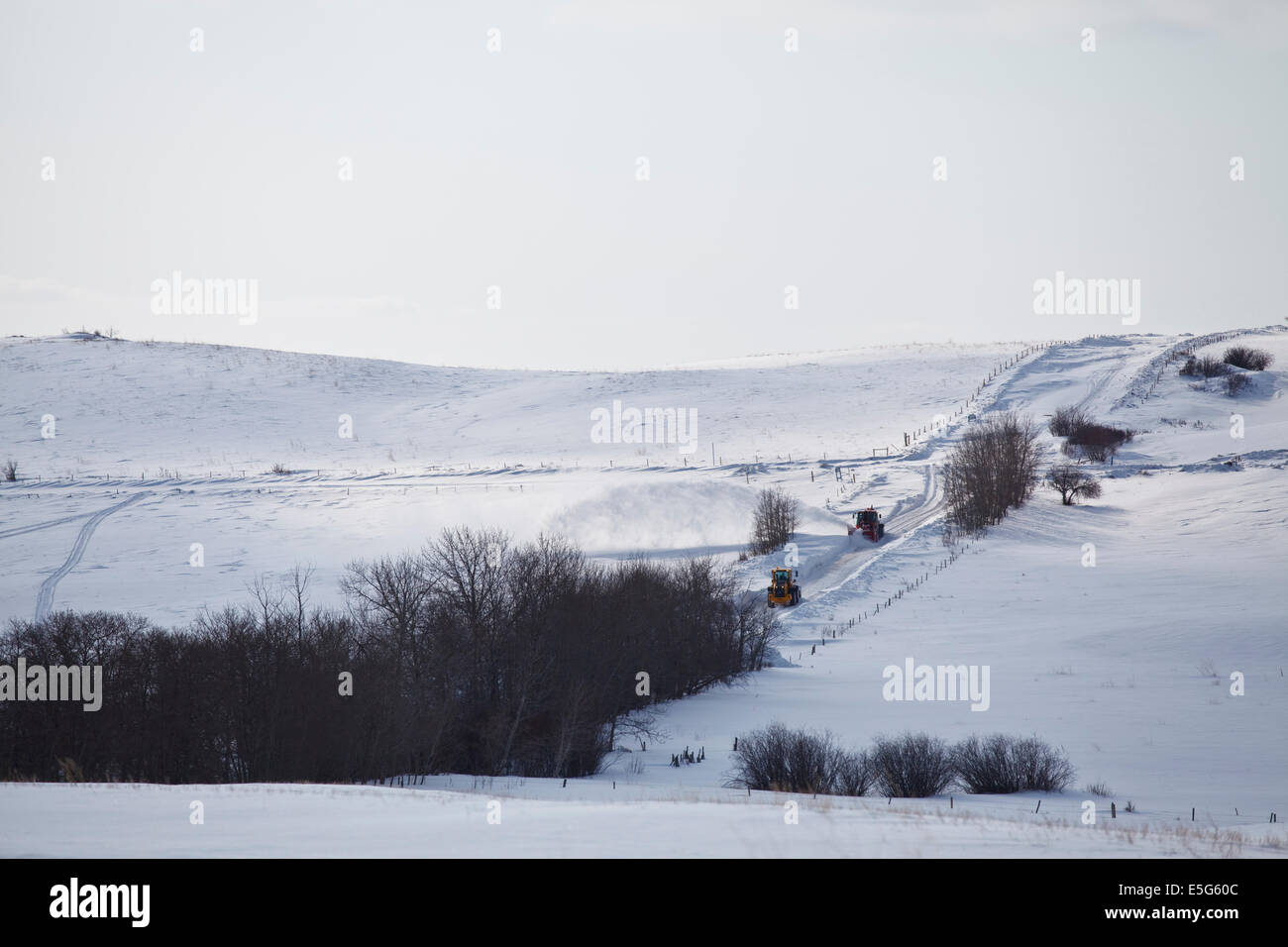 Pesanti nevicate rendono la vita difficile per il settore dell'olio vicino a Marsden, Saskatchewan. Foto Stock